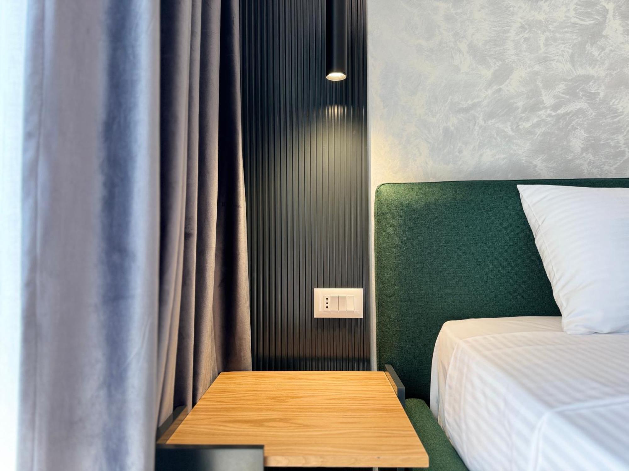 Twins Hotel Vlorë Екстериор снимка