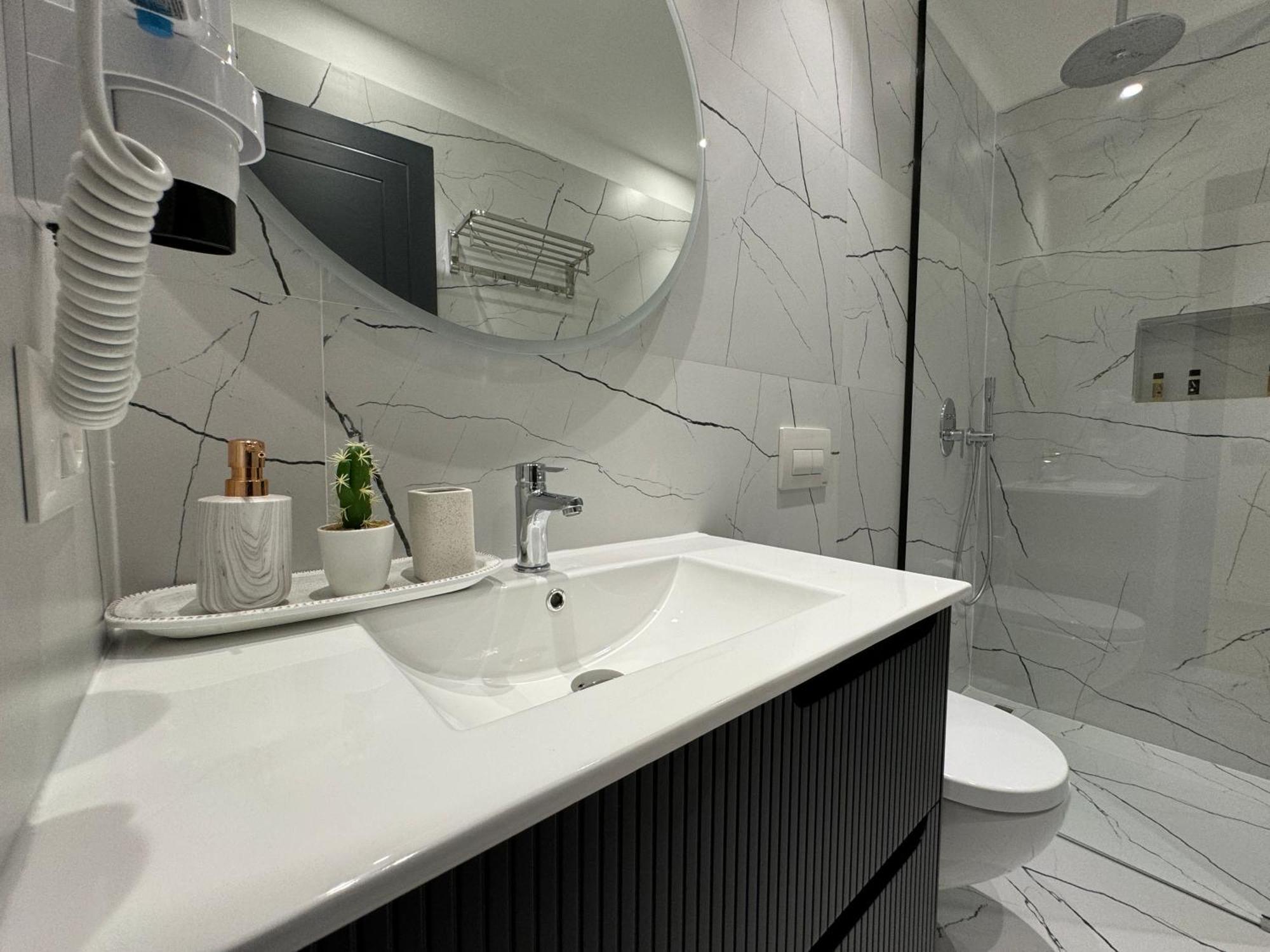 Twins Hotel Vlorë Екстериор снимка