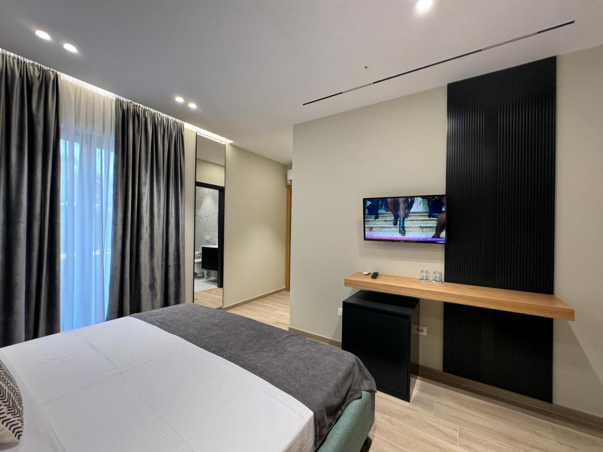 Twins Hotel Vlorë Екстериор снимка