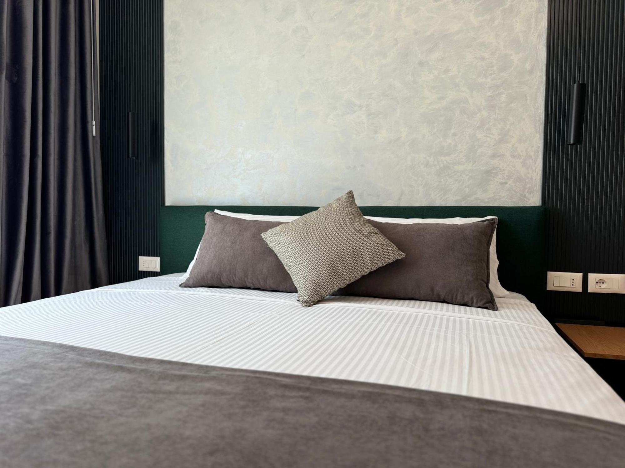 Twins Hotel Vlorë Екстериор снимка
