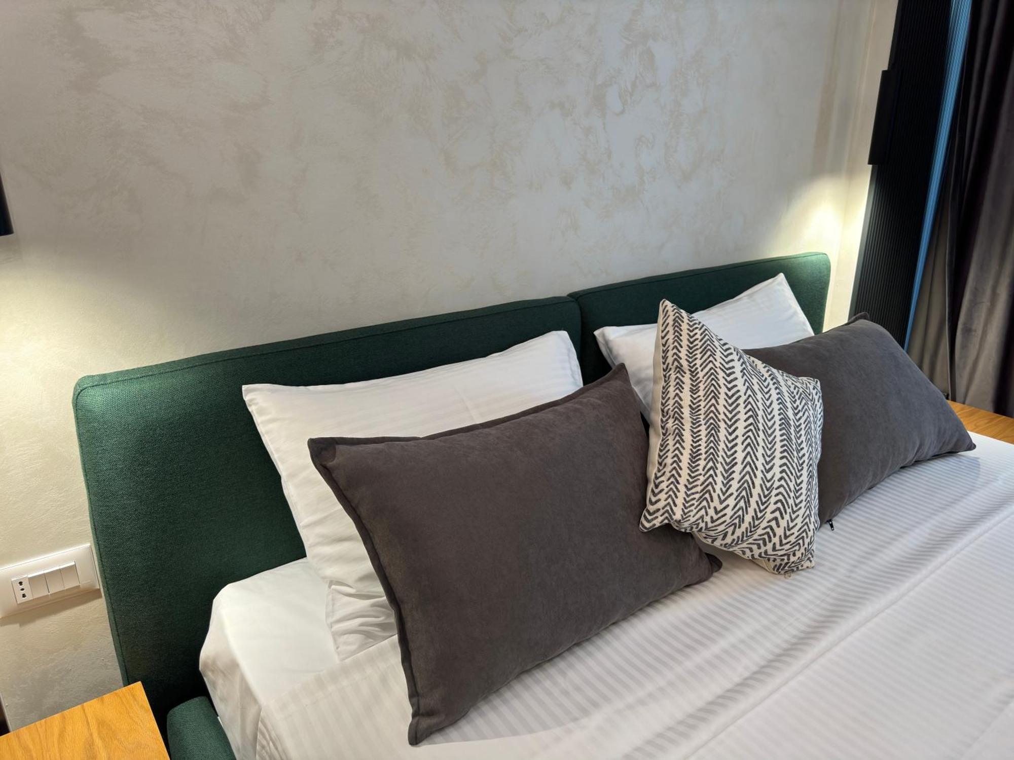Twins Hotel Vlorë Екстериор снимка
