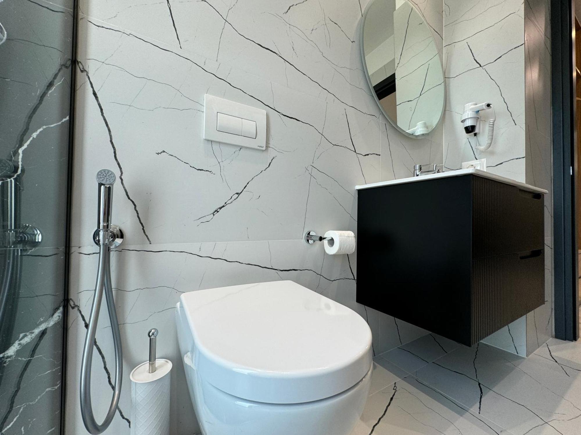 Twins Hotel Vlorë Екстериор снимка