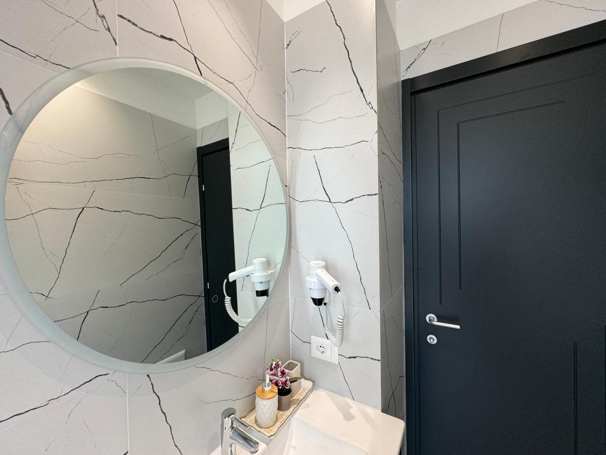 Twins Hotel Vlorë Екстериор снимка