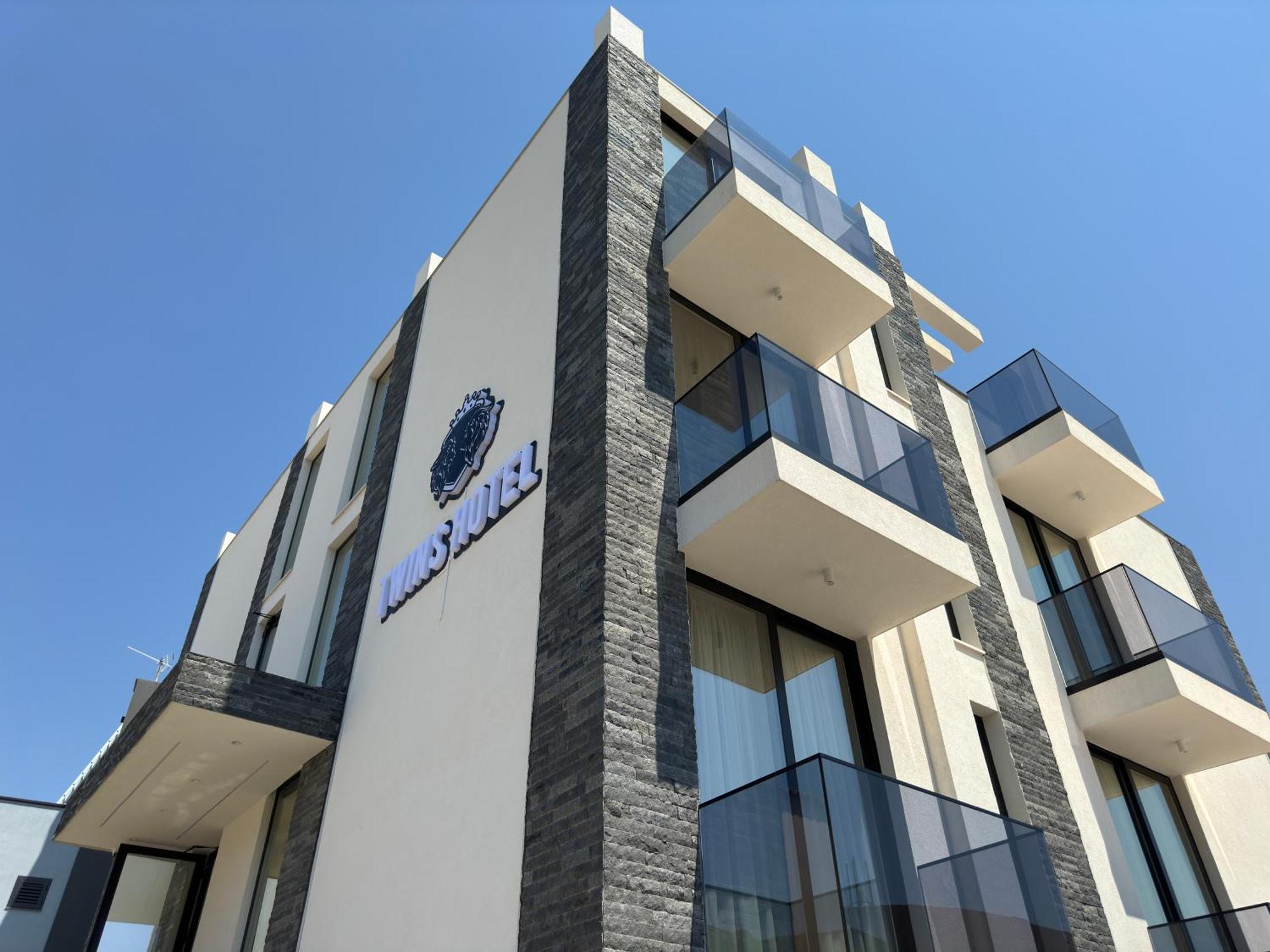 Twins Hotel Vlorë Екстериор снимка