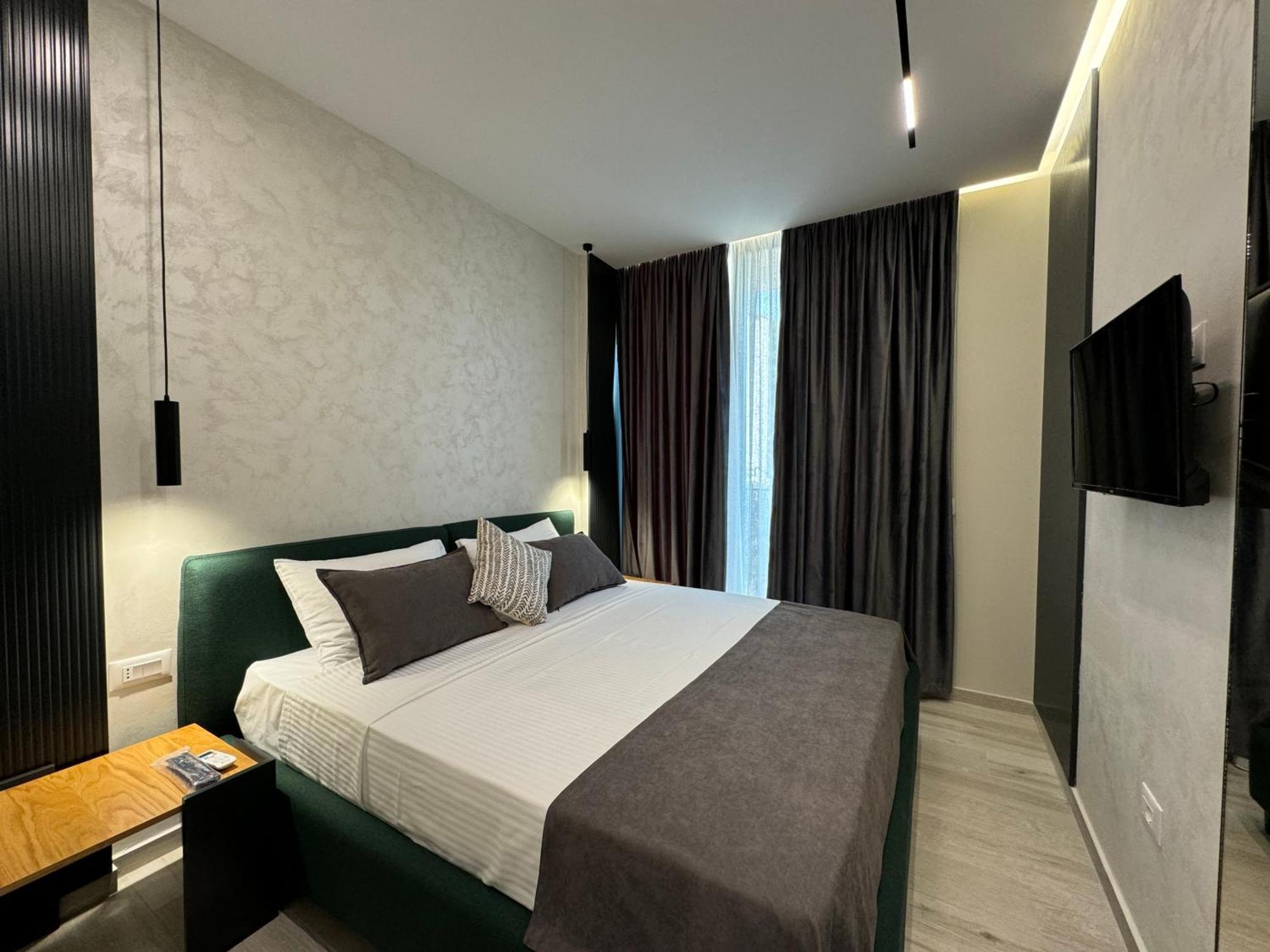 Twins Hotel Vlorë Екстериор снимка