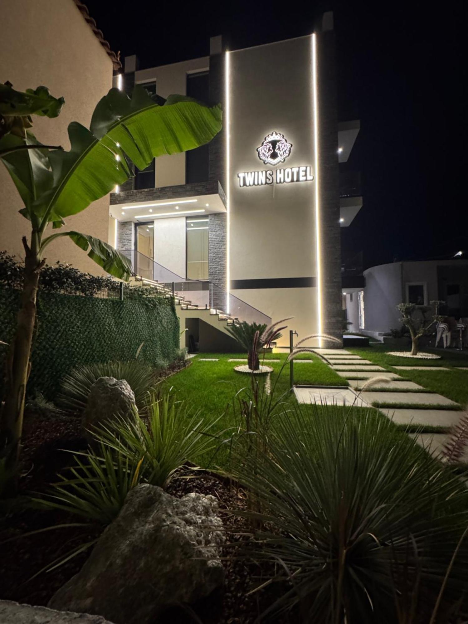 Twins Hotel Vlorë Екстериор снимка